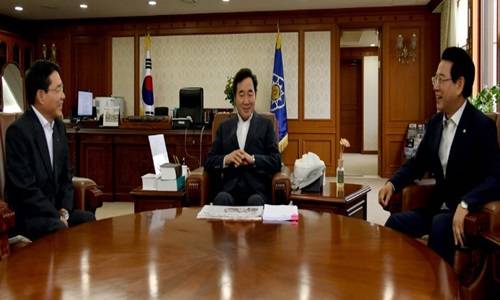 (왼쪽부터)권오봉 시장이 이낙연 국무총리, 김영록 전남도지사와 국고 지원에 대해 논의를 하고 있다. ⓒ 여수시