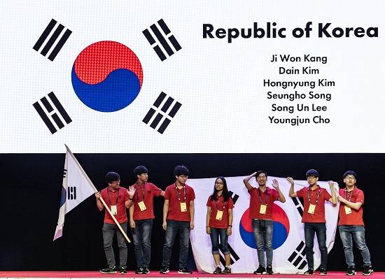 과학기술정보통신부와 한국과학창의재단은 지난 3일부터 루마니아 클루지나포카에서 열린 '제59회 국제수학올림피아드에서 우리나라 대표학생 6명이 금메달과 은메달을 각각 3개씩 획득해, 총점 177점으로 종합 7위를 달성했다고 13일 밝혔다. ⓒ 과학기술정보통신부