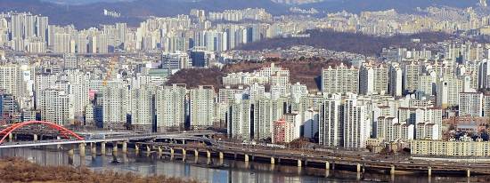 올 하반기 부동산 시장은 도시재생 뉴딜사업지, 9호선 연장 등 굵직한 개발 이슈 중심으로 변동이 있을 것이라 예상된다. ⓒ 뉴스1