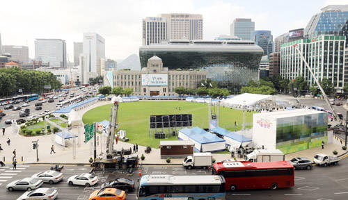 오는 14일 서울광장에서 성수자들의 최대 행사인 '서울퀴어문화축제'가 개최되는 가운데, 이를 반대하는 청원이 청와대 국민청원으로 올라와 청와대가 13일 권한이 없다는 답변을 내놨다. ⓒ 뉴스1