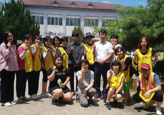 전남도교육청 전문직들은 지난 14일 함평 소재 보육시설에서 봉사활동을 펼쳤다. ⓒ 전남도교육청
