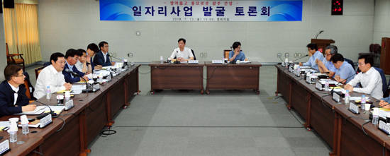 이용섭 광주광역시장이 지난 13일 오후 시청 3층 중회의실에서 학계, 유관기관, 기업 관계자가 참석한 가운데 열린 '일자리 사업발굴 토론회'에 참석해 신규 일자리사업 발굴방안에 대해 논의하고 있다. ⓒ 광주광역시