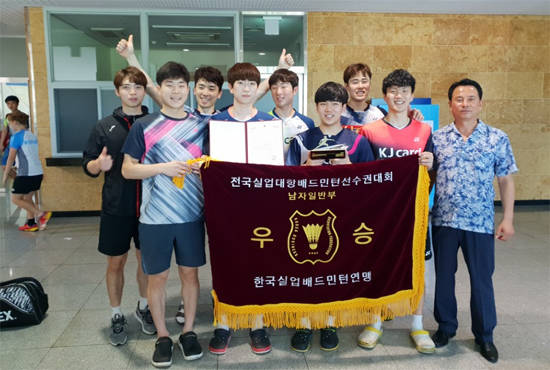 광주은행 배드민턴 팀이 지난 14일 전남 화순군 이용대체육관에서 열린 '2018 전국실업대항 배드민턴 선수권대회'에서 남자 일반부 우승을 차지해 기념 촬영을 하고 있다. ⓒ 광주은행