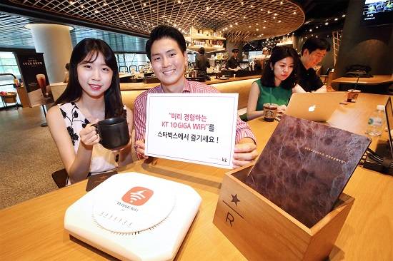KT는 스타벅스커피 코리아와 손잡고 10G 인터넷 기반 '10 GiGA WiFi'를 한국 스타벅스 매장에 제공한다고 16일 밝혔다. ⓒ KT