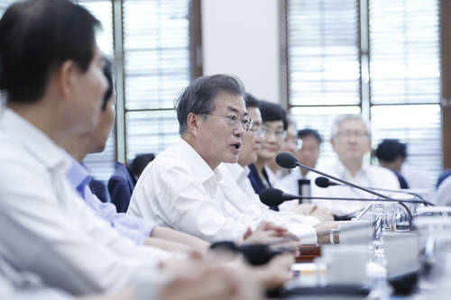 문재인 대통령은 16일 열린 수석보좌관회의에서 최저임금 인상이 우리 경제와 민생에 긍정적인 효과를 가져올 수 있도록 노사정의 활발한 소통과 협력을 부탁했다. ⓒ 청와대