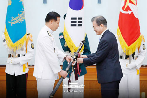 문재인 대통령은 19일 청와대 본관 충무실에서 심승섭 해군참모총장 진급 및 보직 신고를 받고 삼정검에 수치를 달아줬다. ⓒ 청와대