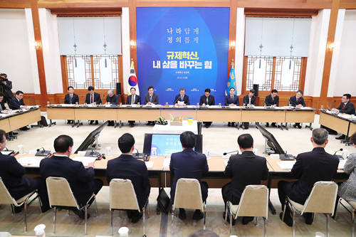 문재인 대통령은 첫 번째 규제혁신에서 '의료기기' 분야에 대한 규제혁신 방안을 발표하고, 그 첫 행보로 분당서울대병원 헬스케어혁신파크를 방문했다. ⓒ 청와대