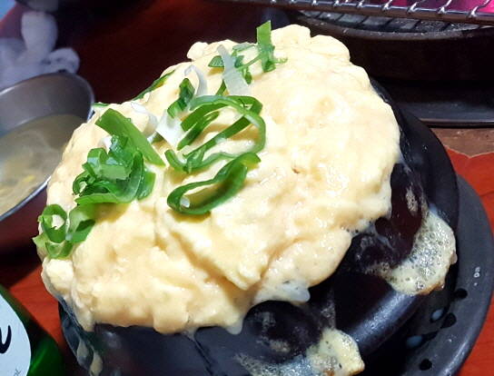 매콤한 음식에 어울리는 계란찜. 여긴 폭탄 모양이라 폭탄계란찜이라고 부른다. 흔한 음식이지만 고개를 갸우뚱 할 만큼 맛이 좋아 비결 가르쳐달라고 했다. 그랬더니 귓속말로 살짝 일러준다. ⓒ 프라임경제
