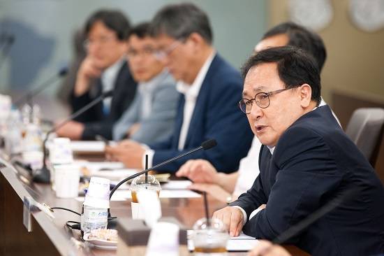 유영민 과학기술정보통신부 장관이 19일 경기도 분당에 위치한 티맥스소프트 사옥에서 ICT 업계 현장 소통 간담회를 개최했다. ⓒ 과학기술정보통신부