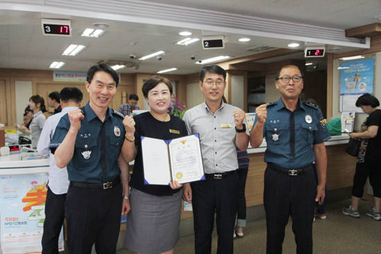 농협광주지역본부는 보이스피싱 피해를 막은 서광주농협 전수정 과장에게 광주 북구 경찰서장의 감사장 수여식을 진행했다. ⓒ 농협중앙회 광주지역본부