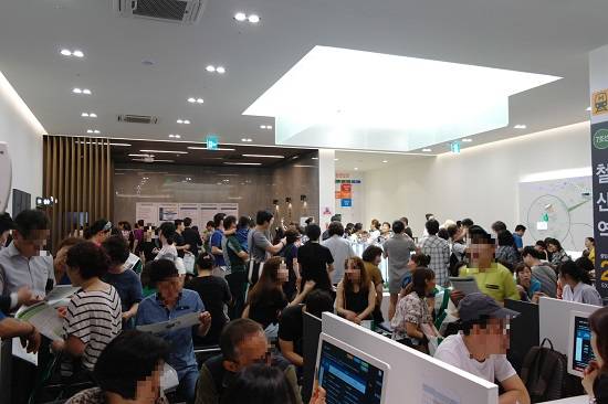 지난 20일 오전 11시 철산 센트럴 푸르지오 견본주택에는 오픈한지 1시간도 지나지 않아 청약 상담을 위한 대기 인파가 120여 명을 넘어섰다. = 남동희 기자