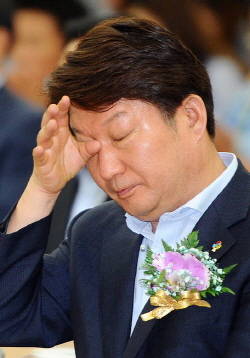 가덕도를 원하던 부산과 밀양을 원하던 지역간 갈등이 대단히 컸다. 이 당시 서로 자료 제시와 해석을 놓고도 치열한 의견 대립이 있었고, 그 일부는 잘못됐다는 평가가 이제 나오기도 한다. 사진은 2016년 당시 김해로 절충안이 나오자 눈물을 흘리는 권영진 대구시장. ⓒ 뉴스1