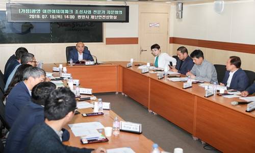 정현복 시장이 광양어린이테마파크 조성사업에 전문가를 초청해 회의를 하고 있다. ⓒ 광양시