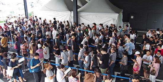 대우건설이 경기 광명 철산3동에 공급하는 '철산 센트럴 푸르지오' 견본주택에는 지난 주말 약 2만 여명이 넘는 인파가 방문한 것으로 집계됐다. 많은 인파가 견본주택 관람을 위해 건물 외부에까지 대기 줄을 이은 것으로 전해진다. ⓒ 대우건설