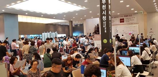 경기 부천 상동 529-51에 마련된 '힐스테이트 중동' 견본주택에는 지난 주말 3일간 약 3만2000여 명이 방문한 것으로 집계된다. ⓒ 현대엔지니어링