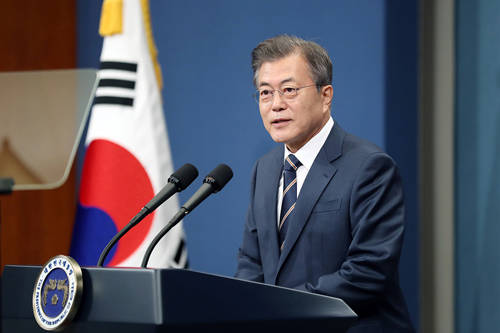 문재인 대통령은 청와대 개각을 더 이상 미룰 수 없어 '협치내각' 구성을 긍정적인 방향으로 검토하고 있다. ⓒ 청와대