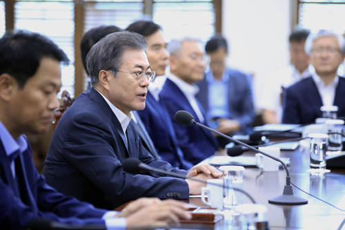 문재인 대통령은 여러 사람이 공개적인 자리에서 모든 사안을 올려놓고 방안을 논의하는 것은 실효성이 없다고 판단하고 하나라도 매듭짓기 위해 하나씩 순차적으로 규제개혁 안건을 해결해 나갈 방침이다. ⓒ 청와대
