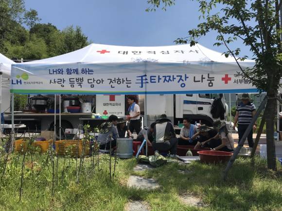 산청군과 LH, 대한적십자사가 단성면에서 자장면 나눔행사 하고 있다. ⓒ 산청군청