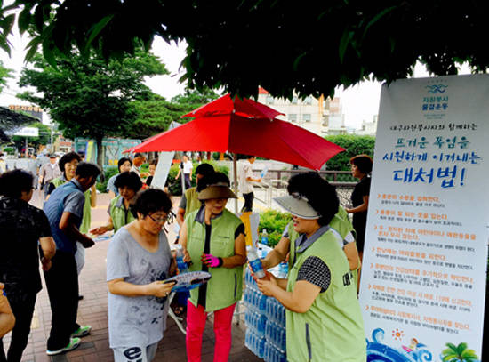 대구시가 폭염에 대비해 자원봉사 시민안전 캠페인 및 병입수돗물 배부 활동을 하고 있다. ⓒ 대구시