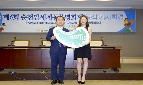 허석 순천시장(왼쪽)이 제6회 순천만세계동물영화제 홍보대사에 가수 구하라씨를 홍보대사로 위촉하며 기념촬영을 하고 있다. ⓒ 순천시
