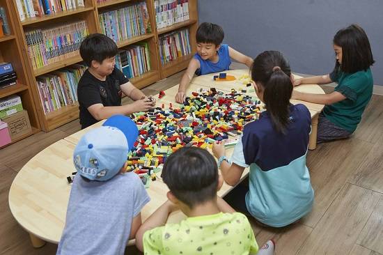 넥슨재단이 전국 60여 개 지역아동센터에 어린이 창의력 증진을 위한 '브릭(Brick) 놀이 세트' 기부 계획 소식을 알렸다. ⓒ 넥슨