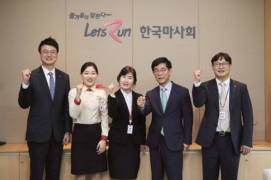 한국마사회가 26일 시간제경마직 근로자 정규직 전환 이후 해당 근로자를 대상으로 근무 만족도 인터뷰를 시행 및 추진실적을 점검했다. 사진은 왼쪽에서 두번째부터 경마지원직 황규은, 안선미씨, 김낙순 한국마사회장. ⓒ 한국마사회