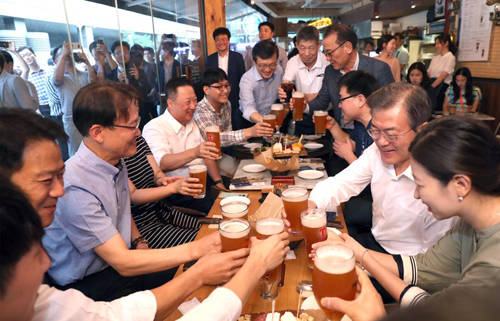 문 대통령은 '청와대에 갇혀 살지 않는 대통령'이 되겠다는 공약 실천을 위해 시민과 함께하는 시간을 가졌다. ⓒ 청와대