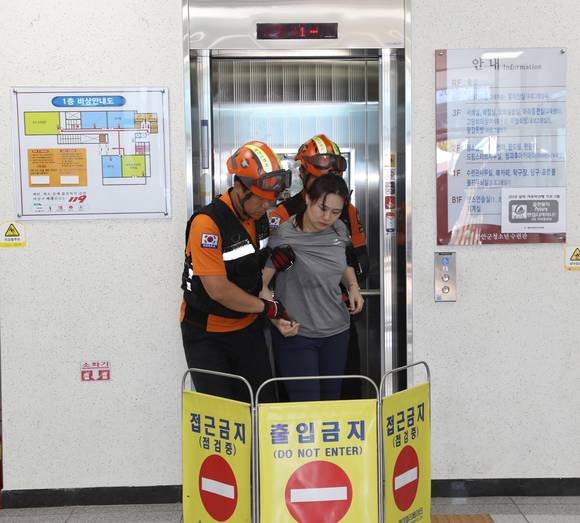 함안군이 승강기 사고 대응 합동훈련을 실시하고 있다. ⓒ 함안군청