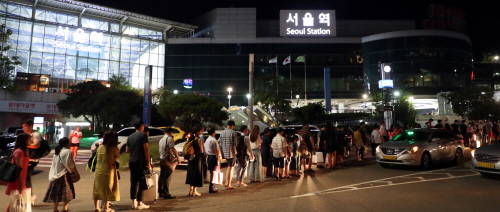 KTX 등 연착 운행 여파로 새벽에 갑자기 택시를 기다리는 장사진이 생겼다. ⓒ 뉴스1