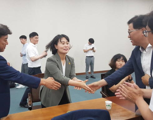 박인영 부산시의회 의장이 오히려 의회 본연의 견제 기능 발휘를 후퇴시키고 있다는 지적을 받고 있다. 사진은 동료 의원들의 악수 요청을 받고 있는 박 의장. 민주당 내부 경선에서 사실상 의장에 당선되던 날의 모습이다. ⓒ 프라임경제