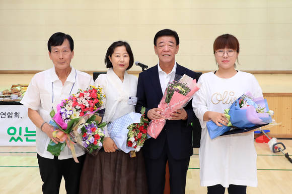 이재근 산청군수와 우수회원들이 표창을 수여받고 기념 촬영을 하고 있다. ⓒ 산청군청