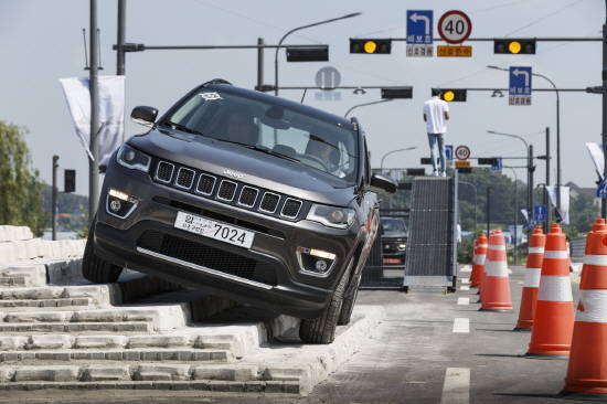 올 뉴 캠패스에 탑재된 '액티브 드라이브 4x4 시스템'은 뒤축을 분리해 4x4시스템이 필요치 않을 때 2륜 구동 모드로 자유롭게 전환 가능하다. ⓒ FCA코리아