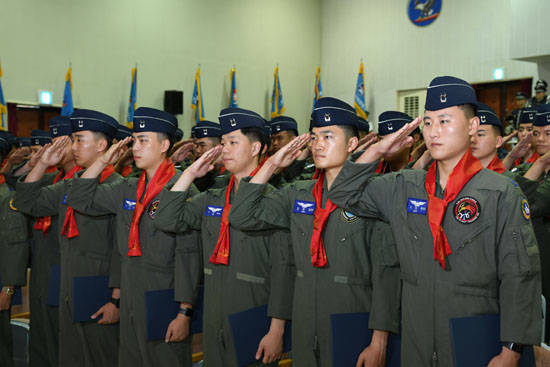 수료 조종사들이 빨간마후라를 수여받은 후 공군참모차장에게 경례를 하고 있다. ⓒ 공군 제1전투비행단