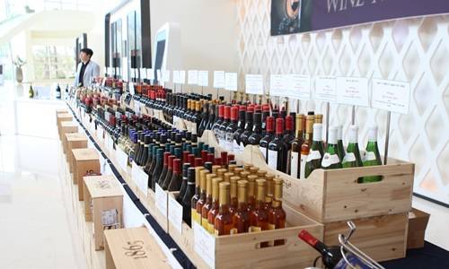 엠블호텔 로비에 마련된 50종의 와인들이 비치돼 있다. ⓒ 엠블호텔 여수