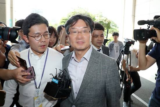 목모 삼성전자 전 노무담당 전무가 지난달 31일 오전 서울 서초구 서울지방검찰청에 피의자 신분으로 출석하고 있다. ⓒ 뉴스1