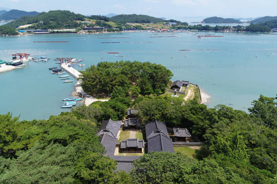 완도 고금 묘당도 충무사 전경. ⓒ 완도군