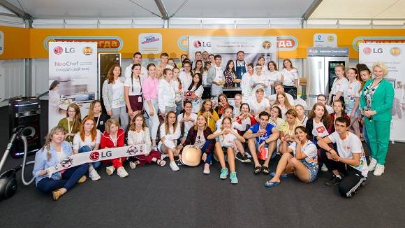 LG전자는 이달 12일까지 진행되는 러시아 최대 유스포럼(Youth Forum)인 ‘테라 샤인치아 2018’을 공식 후원하고 있다. 유스포럼 참가자들과 LG전자 러시아법인 임직원이 기념촬영을 하고 있다. ⓒ LG전자
