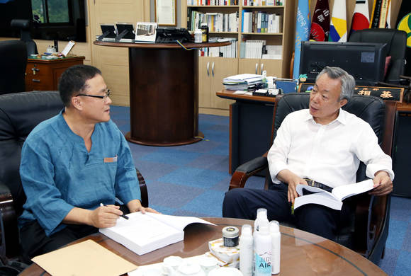 윤상기 군수와 정재상 소장이 하동출신 독립운동가를 살피고 있다. ⓒ 하동군청