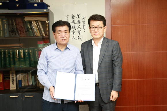 금감원이 승객의 보이스피싱 피해를 막은 김기태 택시기사에게 감사장을 수여했다. 김기태 택시기사(한일택시)와 김수현 금감원 불법금융대응단 국장이 기념사진 촬영을 하고 있다. ⓒ 금융감독원