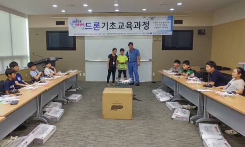 광양 지역 초등학생들이 포스코 광양창조경제센터에서 주관한 '2018 초등 여름방학 드론 기초교육'에 참여하고 있다. ⓒ 광양제철소