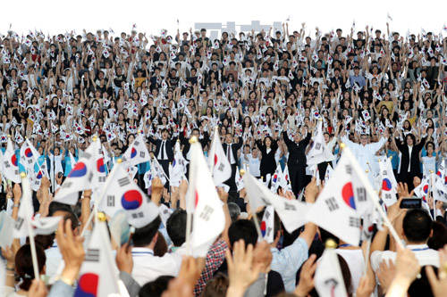 '제73주년 광복절 및 제70주년 정부수립 기념 경축식' 행사에 참여한 2200여명의 참석자들은 행사 마지막으로 '만세 삼창'을 외치며 '평화'를 기원했다. ⓒ 뉴스1