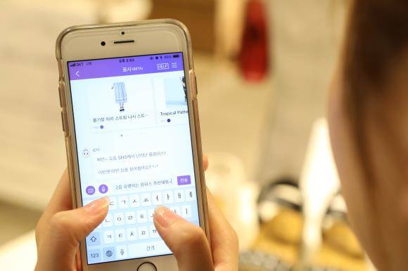 고객이 로사를 통해 상품을 추천받는 모습. ⓒ 롯데쇼핑