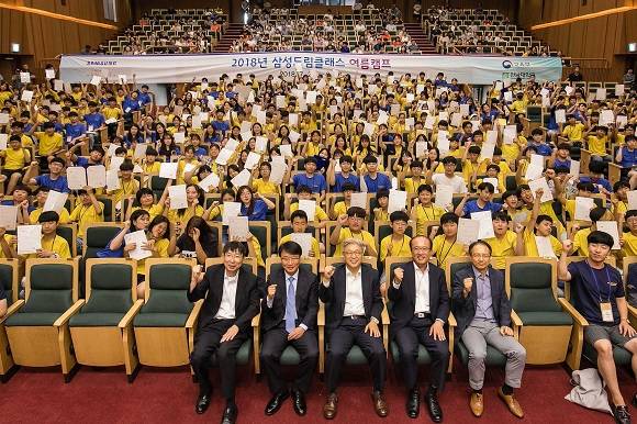 16일 광주광역시 전남대학교에서 '2018 삼성드림클래스 여름캠프'를 무사히 마친 중학생, 대학생들이 수료식 행사를 갖고 화이팅을 외치고 있다. 왼쪽부터 이재혁 전남대학교 학생처장, 정병석 전남대학교 총장, 이인용 삼성사회봉사단 단장, 이기봉 전라남도 교육청 부교육감, 장인성 삼성사회봉사단 전무. ⓒ 삼성전자