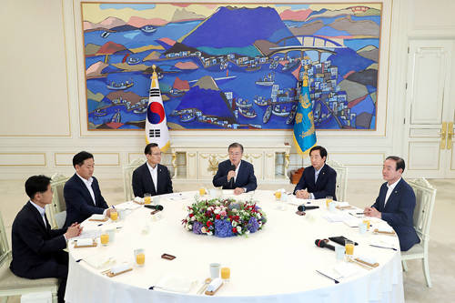 문재인 대통령은 16일 청와대에서 5당 원내대표와 오찬 회동을 갖고 협치내각과 여야정 상설협의체 본격 가동에 대해 논의했다. ⓒ 청와대