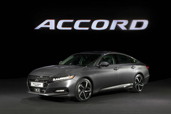 혼다 중형세단 10세대 어코드는 기존 중후한 이미지를 벗어난 외관 디자인은 물론, 저중심 설계를 통해 젊고 역동적인 모습을 강조했다. ⓒ 혼다코리아