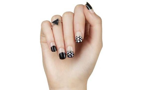 '붙이는 손톱'은 사용하기 간편하고 시간, 돈이 적게 들어서 여성들에게 인기가 많아요. ⓒ AK몰