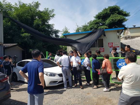 지난 16일 사조그룹 용역들이 한돈산업 농장을 점거하여 입구를 막고 있다. 이 때문에 농민들은 농가로 들어가지 못 하고 있고, 오폐수처리시설도 가동이 중단된 상태다. ⓒ 프라임경제