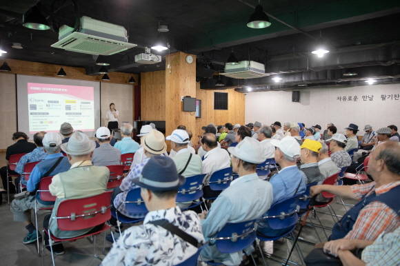 이달 17일 케이뱅크가 서울노인복지센터(서울시 종로구 경운동)에서 약 100여 명의 어르신들이 참석한 가운데 시니어 디지털 금융교육을 진행하고 있다. ⓒ 케이뱅크