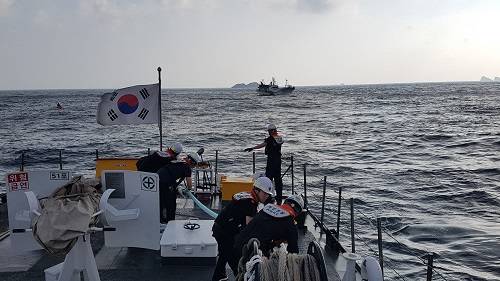 흑산도 해상에서 표류 중인 어선을 구조하는 현장. ⓒ목포해경