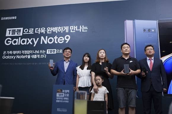 삼성전자 갤럭시노트9을 예약 구매 후 'T플랜'에 가입한 가족(가운데), 삼성전자 이선영 모바일영업 1그룹장(맨 왼쪽), 문갑인 SK텔레콤 스마트디바이스그룹장(맨 오른쪽)이 SK텔레콤 개통행사에 참여해 기념사진을 촬영하고 있다. ⓒ SK텔레콤